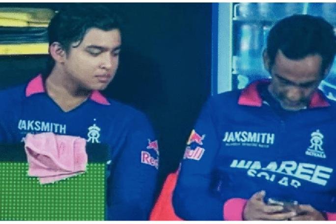 డగౌట్ లో ఫోన్ వాడకం